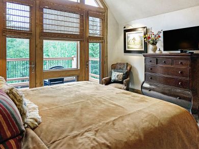 Luxury Ski Townhome Just a Short Walk to Ski Lifts.